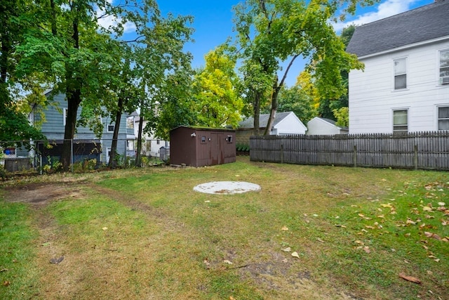 view of yard featuring a storage shed