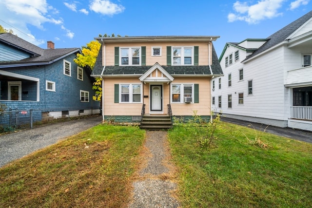 view of front of home featuring a front yard