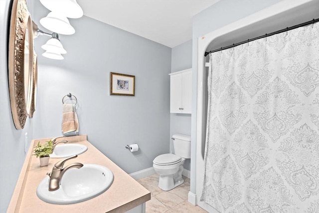 bathroom featuring toilet, double vanity, baseboards, and a shower with shower curtain