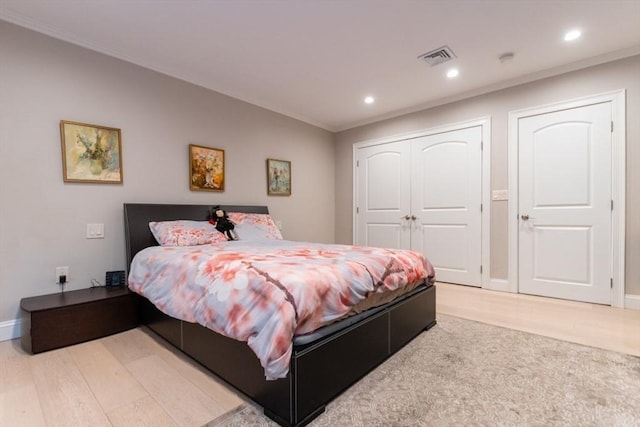 bedroom with light wood finished floors, recessed lighting, a closet, and baseboards