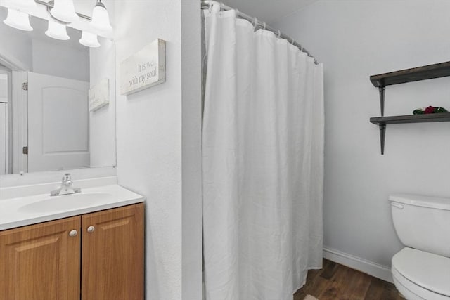 full bath featuring vanity, toilet, baseboards, curtained shower, and wood finished floors