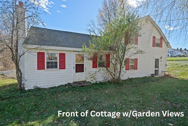 view of front of property featuring a front yard