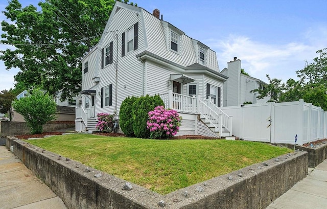 view of front of property with a front yard