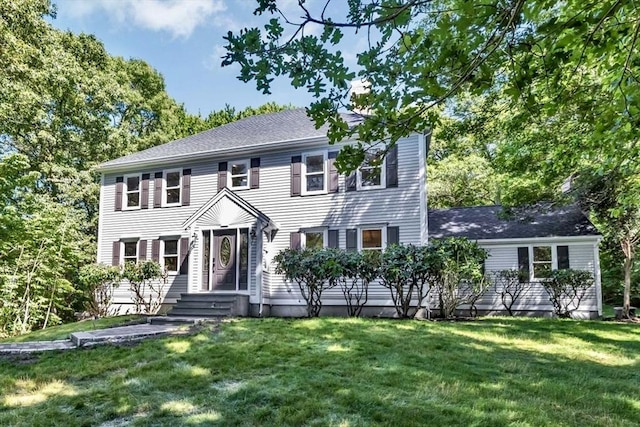 colonial home featuring a front yard