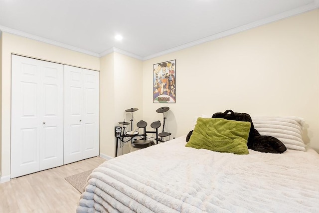 666 Main St Unit 206, Winchester, MA 01890 - bedroom featuring light wood-type flooring, crown molding, a closet, baseboards, and recessed lighting