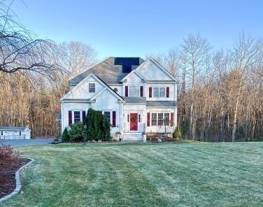 traditional-style house featuring a front yard