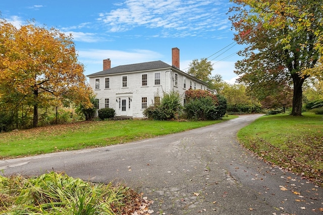 view of side of property featuring a lawn