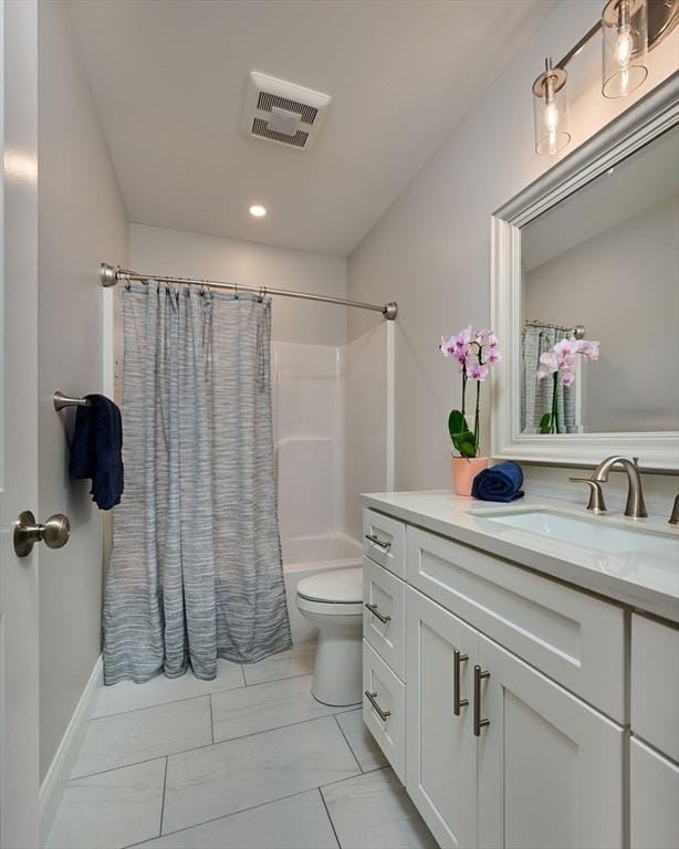 full bathroom featuring vanity, toilet, shower / bath combo with shower curtain, and recessed lighting