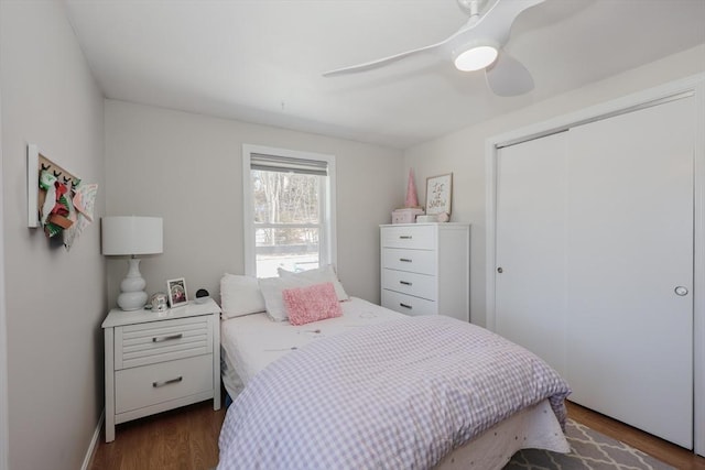 bedroom featuring ceiling fan, dark wood finished floors, and a closet