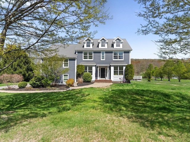 view of front facade featuring a front lawn