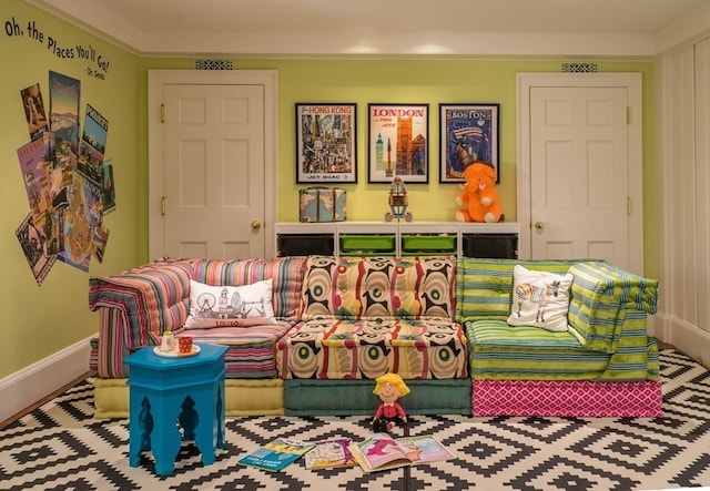 sitting room with crown molding