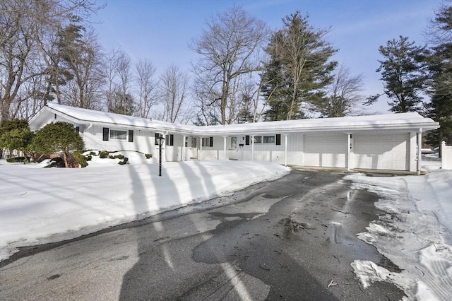 view of front facade featuring a garage and driveway