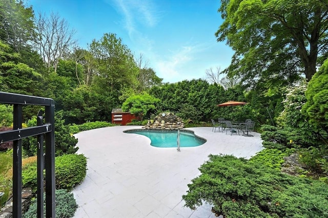 1095 Main St, Hanover, MA 02339 - swimming pool with a patio area