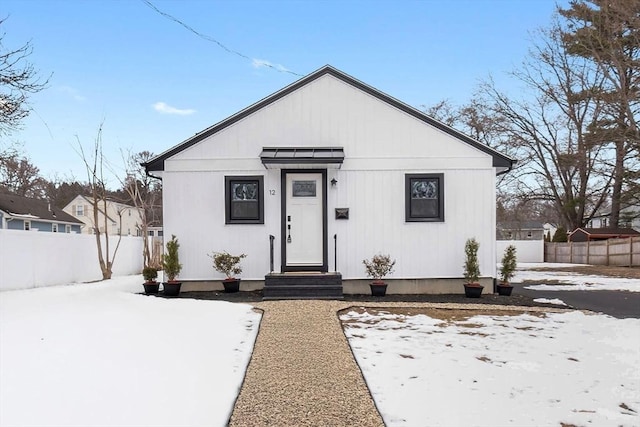 view of modern farmhouse style home