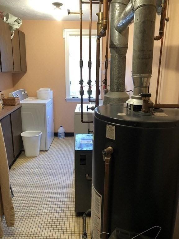 utility room featuring gas water heater and independent washer and dryer