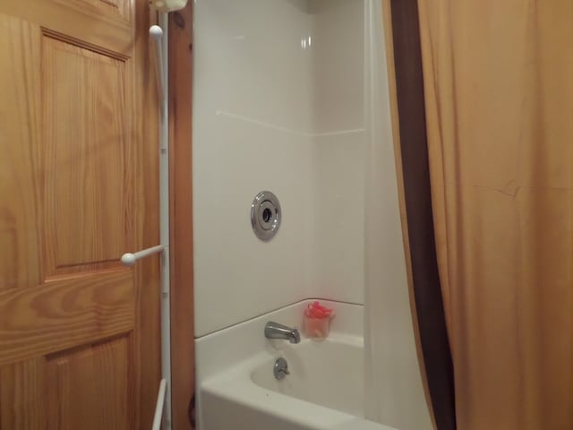 bathroom with shower / tub combo