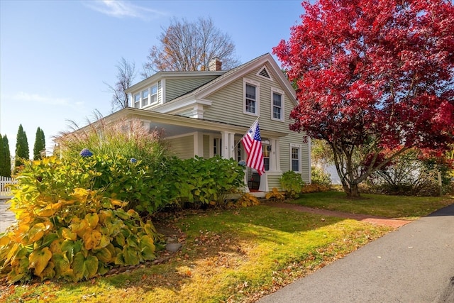 view of front of house featuring a front lawn