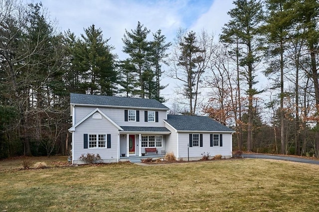 view of front of house featuring a front lawn