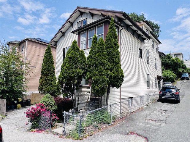 27 Shelby St, Worcester, MA 01605 - view of side of home