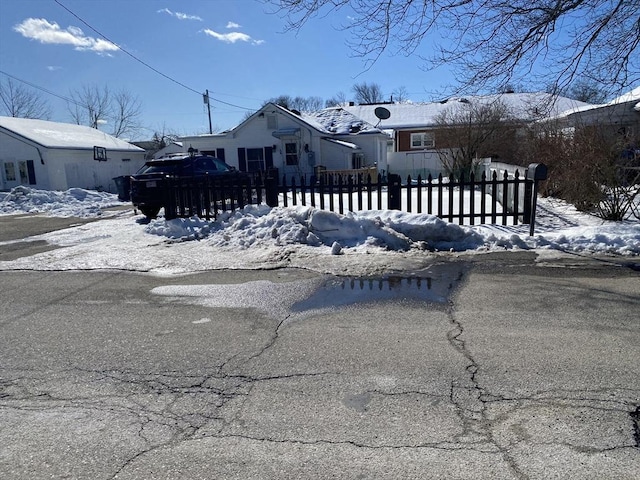 view of front of home with a fenced front yard