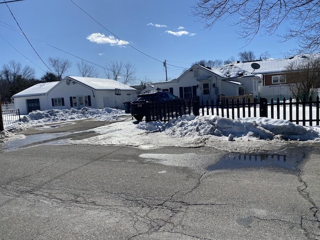 view of front of house featuring a fenced front yard