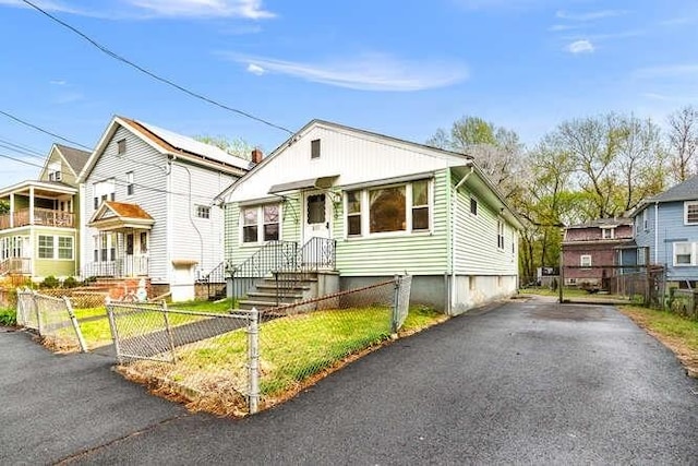 view of front of home with driveway and a fenced front yard