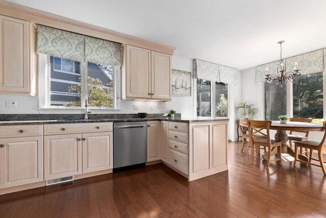 kitchen featuring a sink, dishwasher, a chandelier, dark wood finished floors, and a peninsula
