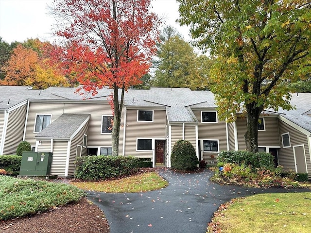 view of front facade with aphalt driveway