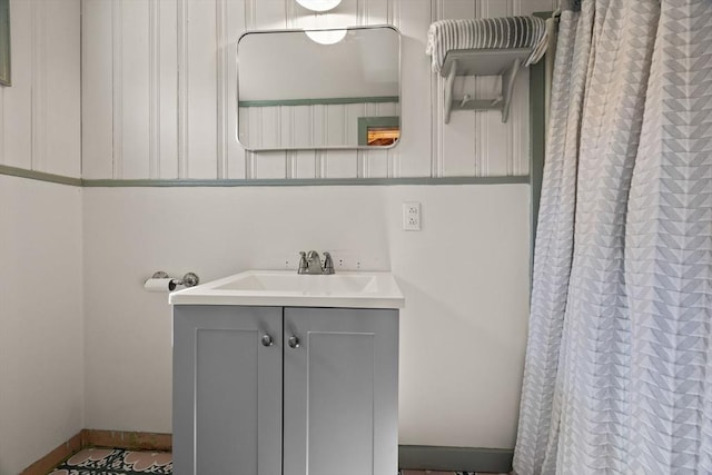 full bathroom featuring vanity, baseboards, and a shower with shower curtain