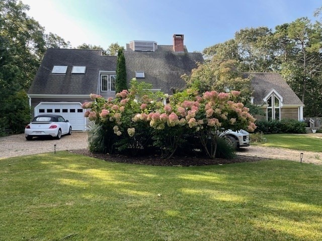 view of front of home featuring a front lawn and a garage