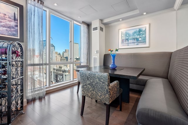 dining space featuring expansive windows, a healthy amount of sunlight, and ornamental molding