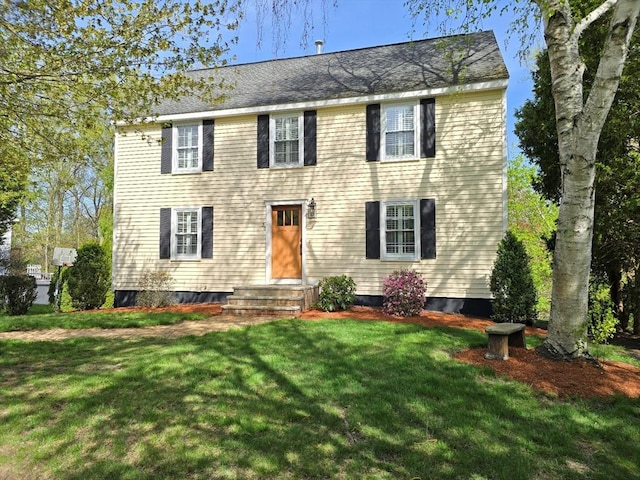 colonial inspired home featuring a front yard