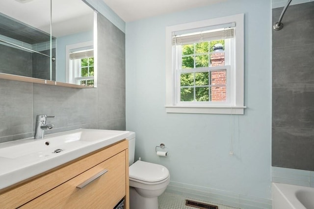 bathroom with baseboards, visible vents, toilet, vanity, and backsplash