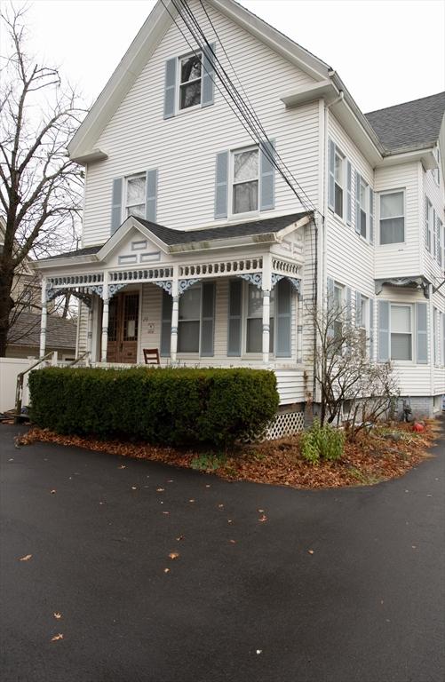 view of front of property featuring a porch