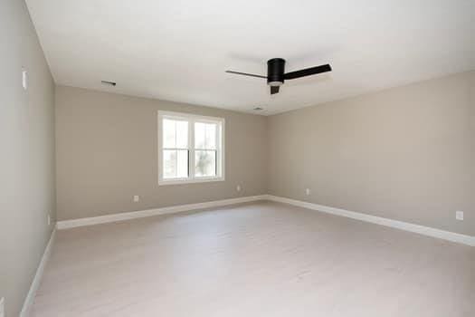 unfurnished room featuring ceiling fan