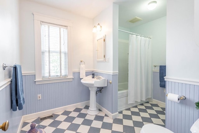 204 Massasoit Rd, Worcester, MA 01604 - full bathroom featuring a wainscoted wall, tile patterned floors, shower / bathtub combination with curtain, toilet, and baseboards