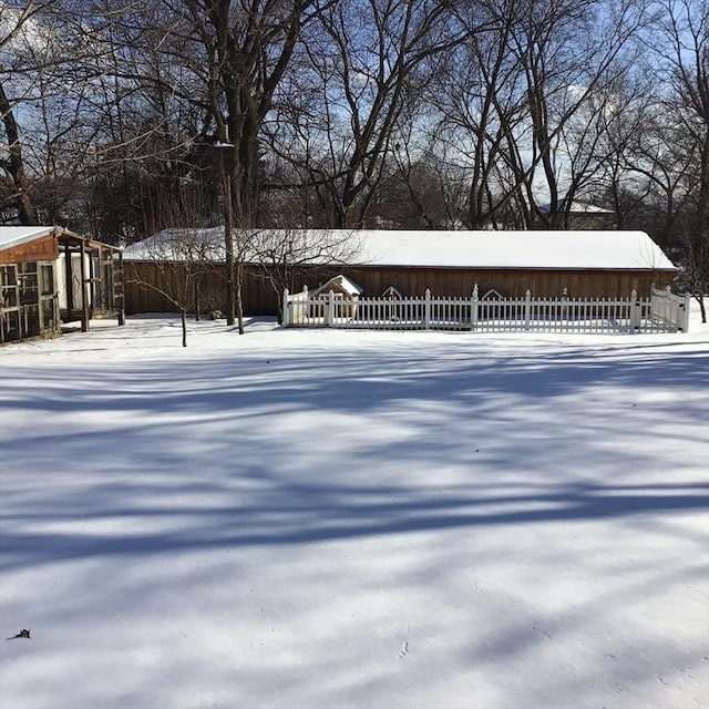 view of yard layered in snow