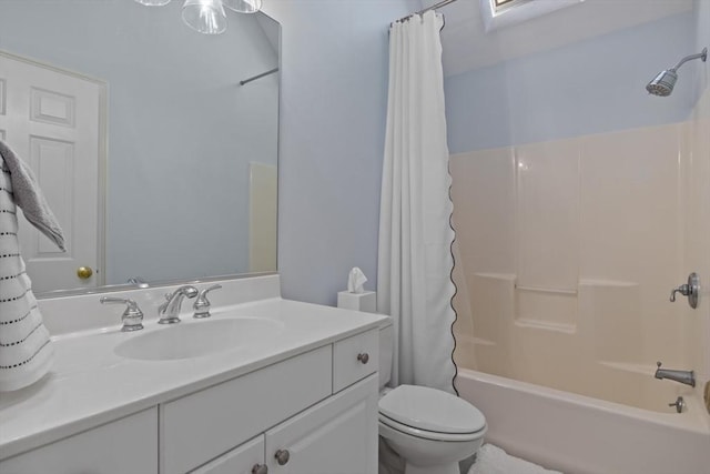 full bathroom with shower / tub combo with curtain, vanity, and toilet