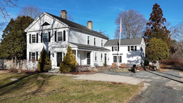 view of front of property featuring a front yard