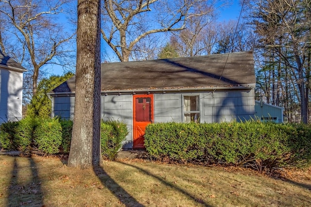 view of front of home featuring a front yard