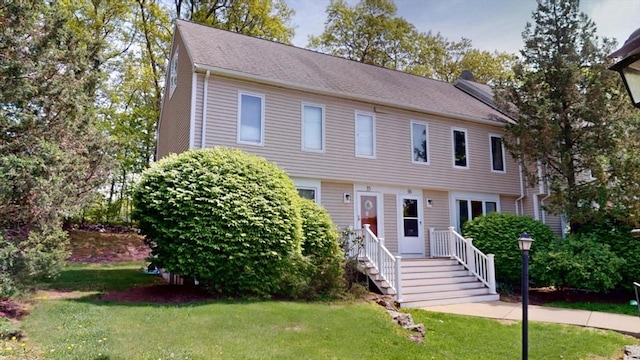 view of front facade with a front yard