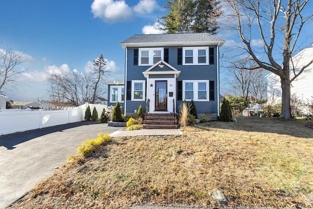 view of front facade featuring a front yard