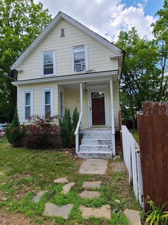 view of front of home with a front yard