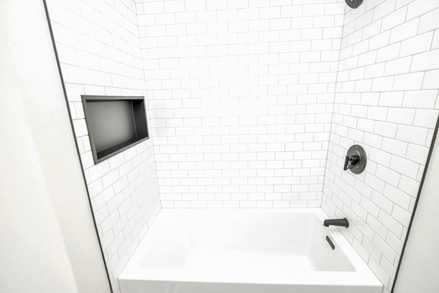 bathroom with tiled shower / bath combo