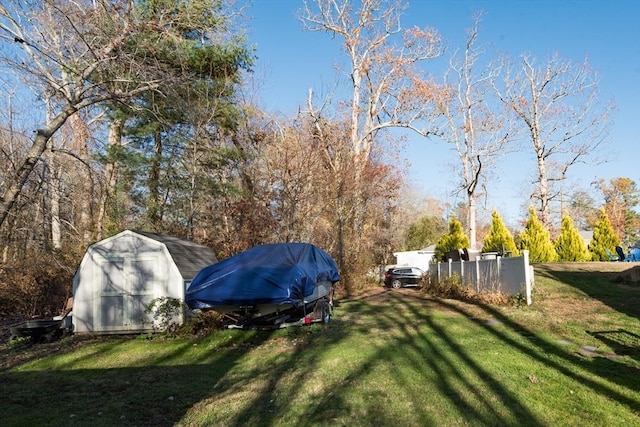 view of yard featuring an outdoor structure and a storage shed