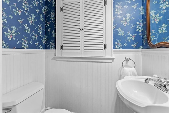 bathroom featuring sink and toilet