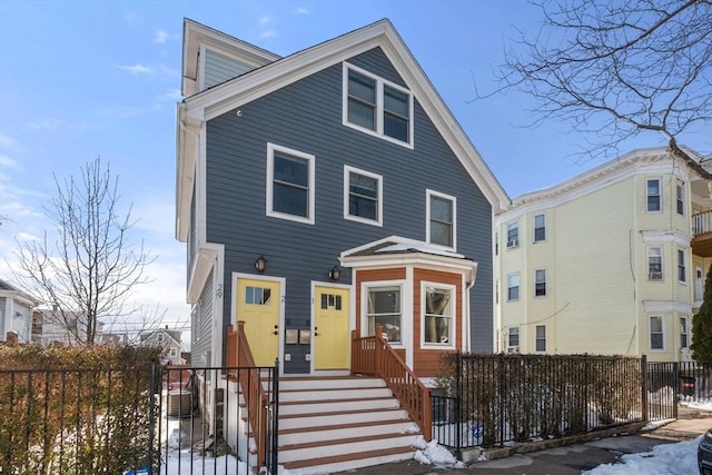 view of front facade featuring a fenced front yard