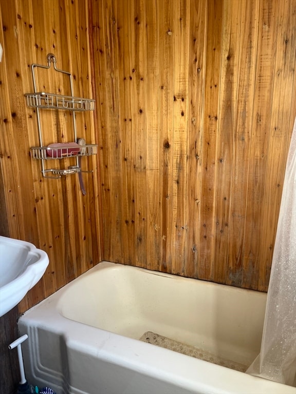 bathroom featuring a bathing tub