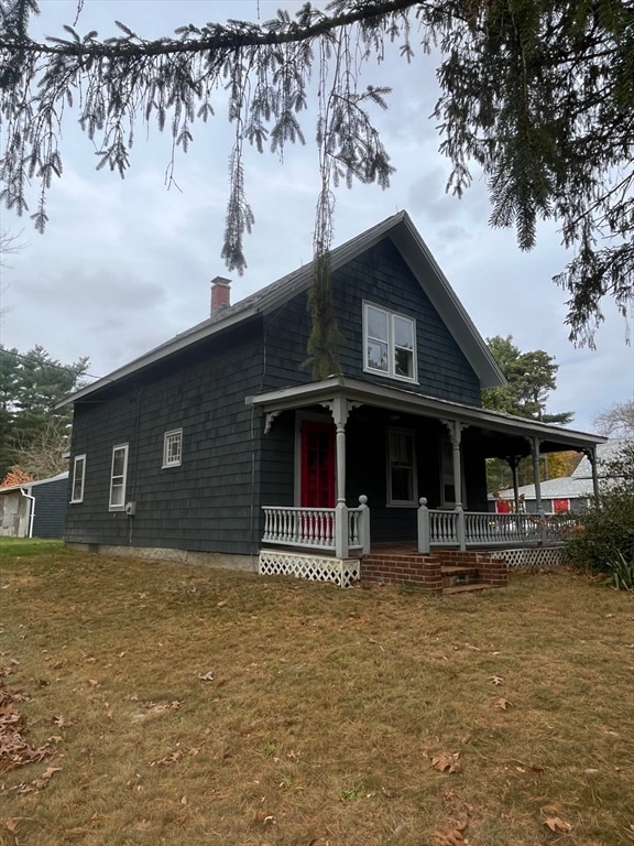 view of front facade featuring a porch and a front yard