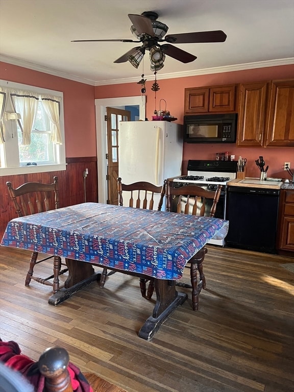 dining room featuring ornamental molding, dark hardwood / wood-style flooring, and ceiling fan